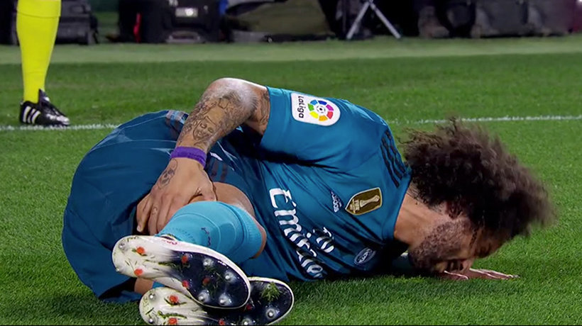 Marcelo, dolorido en el suelo