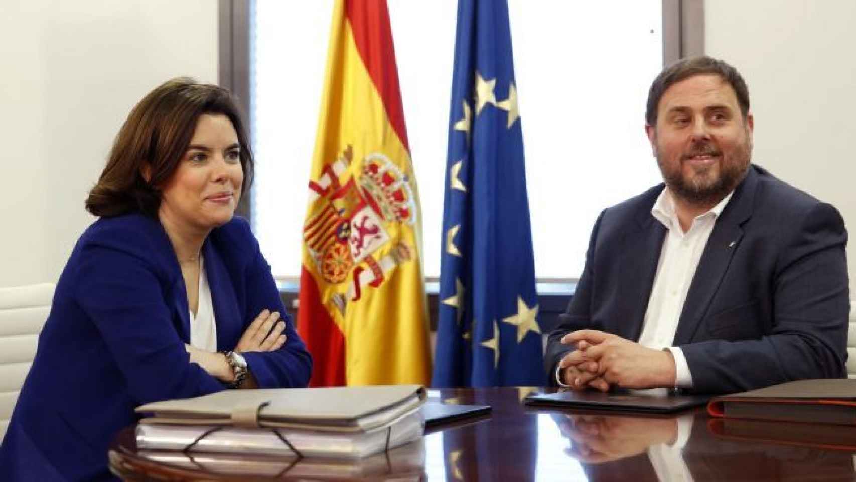 La vicepresidenta, Soraya Sáenz de Santamaría, con el expresidente de la Generalitat, Oriol Junqueras.