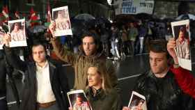 Los seis miembros del PP vasco que acudieron a la manifestación para reivindicar a las víctimas de ETA.