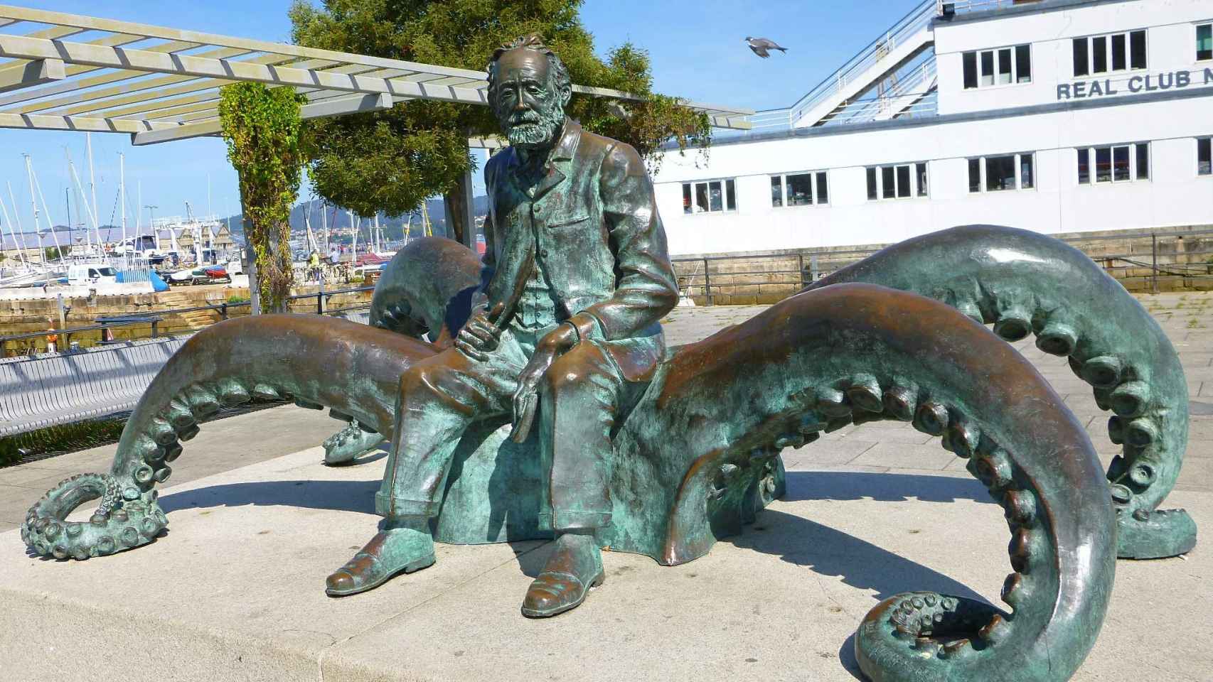 El monumento a Julio Verne situado en los jardines del Club Náutico de Vigo