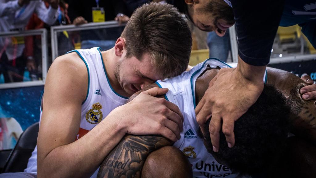 Doncic llora de rabia junto a Thompkins tras perder la final de Copa.
