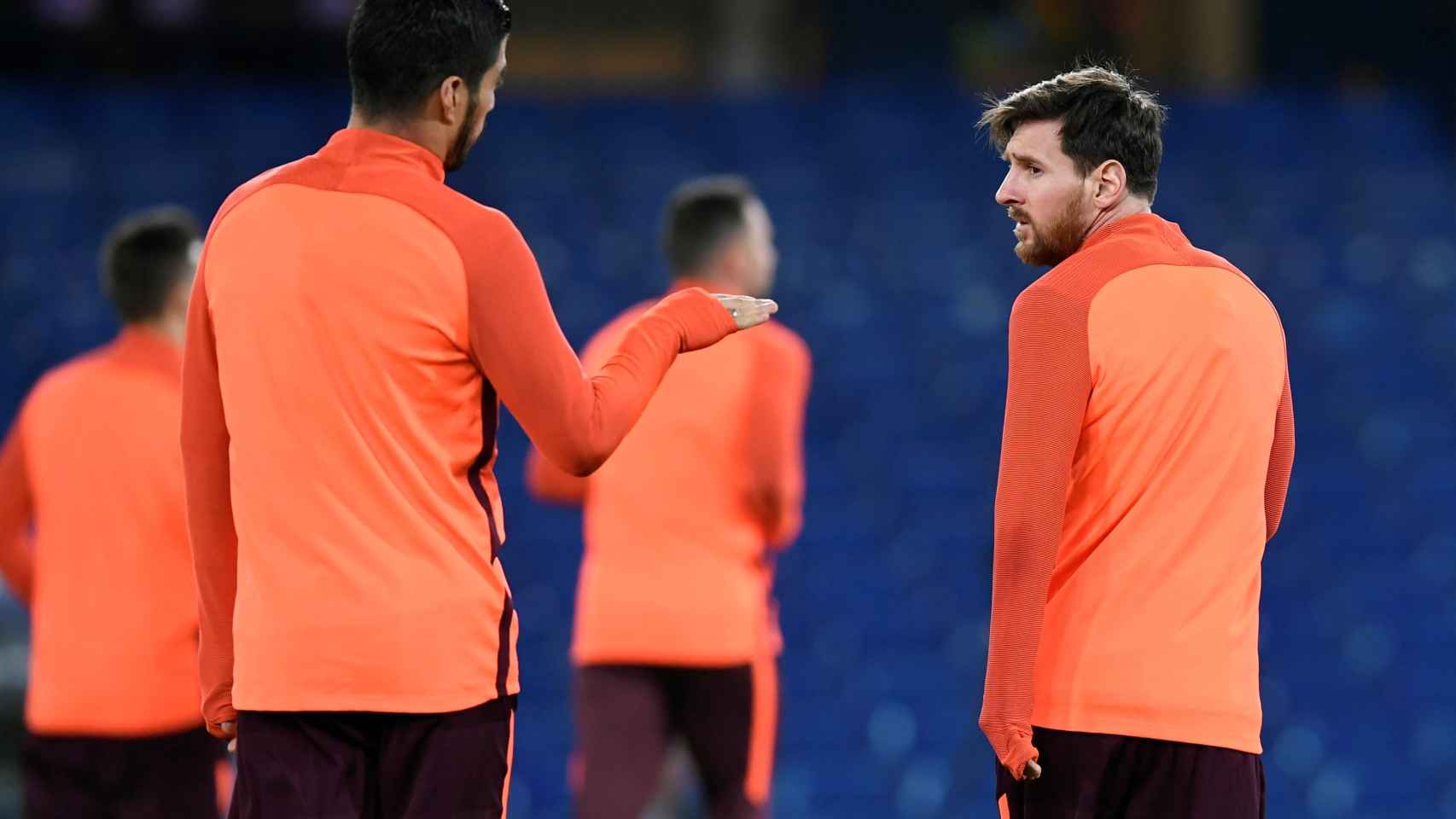 Messi y Luis Suárez conversan en el entrenamiento en Stamford Bridge.
