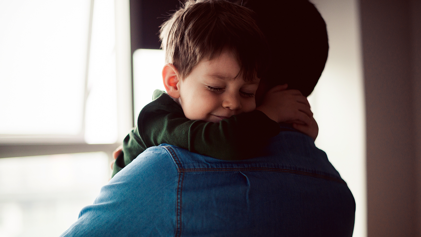 Un niño abraza a su padre. Foto: Georgijevic