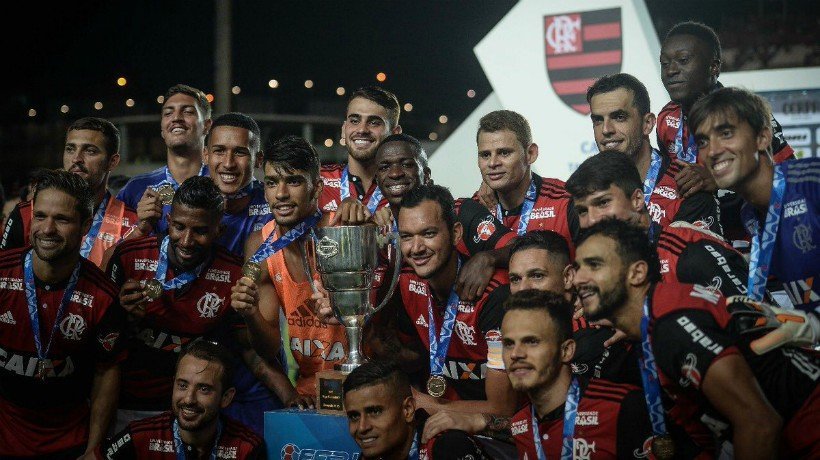 Vinicius marca y gana su primer título con el Flamengo