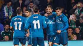 Los jugadores del Real Madrid celebran un gol al Betis
