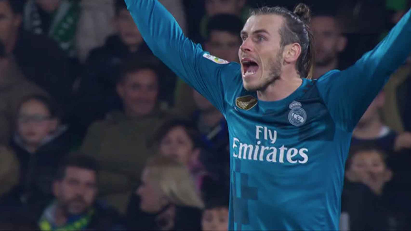 Bale protestando una decisión del árbitro