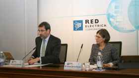 Juan Lasala, CEO de Red Eléctrica junto a María Teresa Quirós, directora corporativa económica financiera de la compañía.