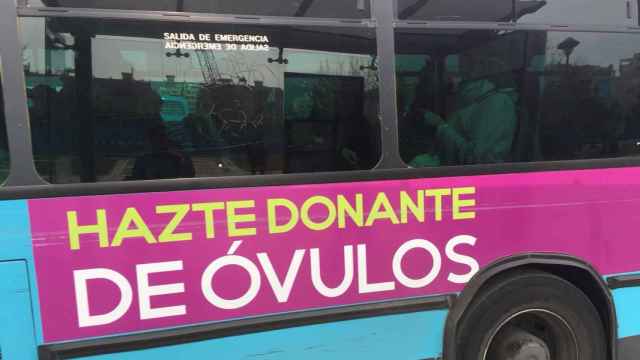 Los autobuses que pasan por el barrio universitario de Málaga también llevan la publicidad.