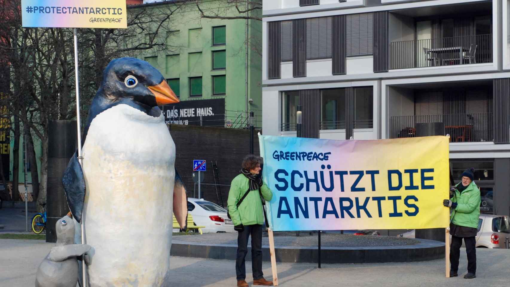 Militantes de Greenpeace a las puertas del teatro donde intervino Bardem