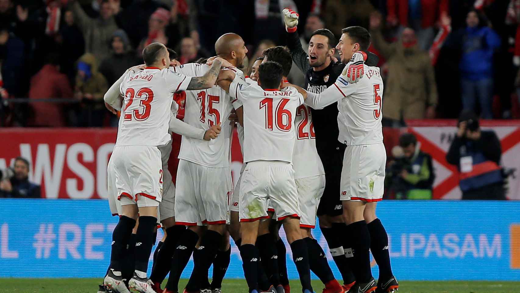 Los jugadores del Sevilla celebran el pase a la final de Copa. ¿Llegará otra gesta ahora?