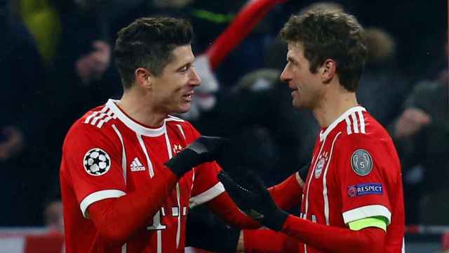 Müller y Lewandowski celebran uno de los tantos del partido.