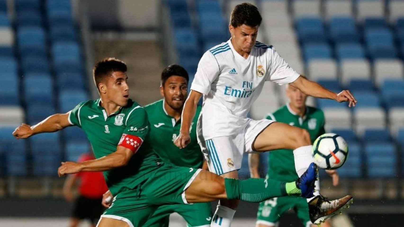 Augusto Galván controla el balón ante los jugadores del Leganés