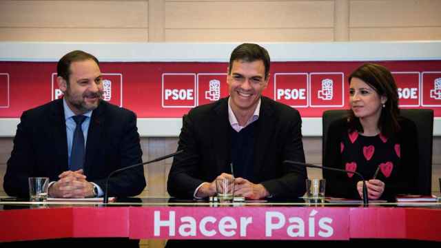 Sánchez, entre Ábalos, secretario de Organización, y Lastra, vicesecretaria general del PSOE, este lunes.