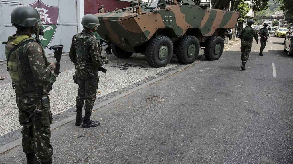 Los militares patrullan las calles de Rio de Janeiro.