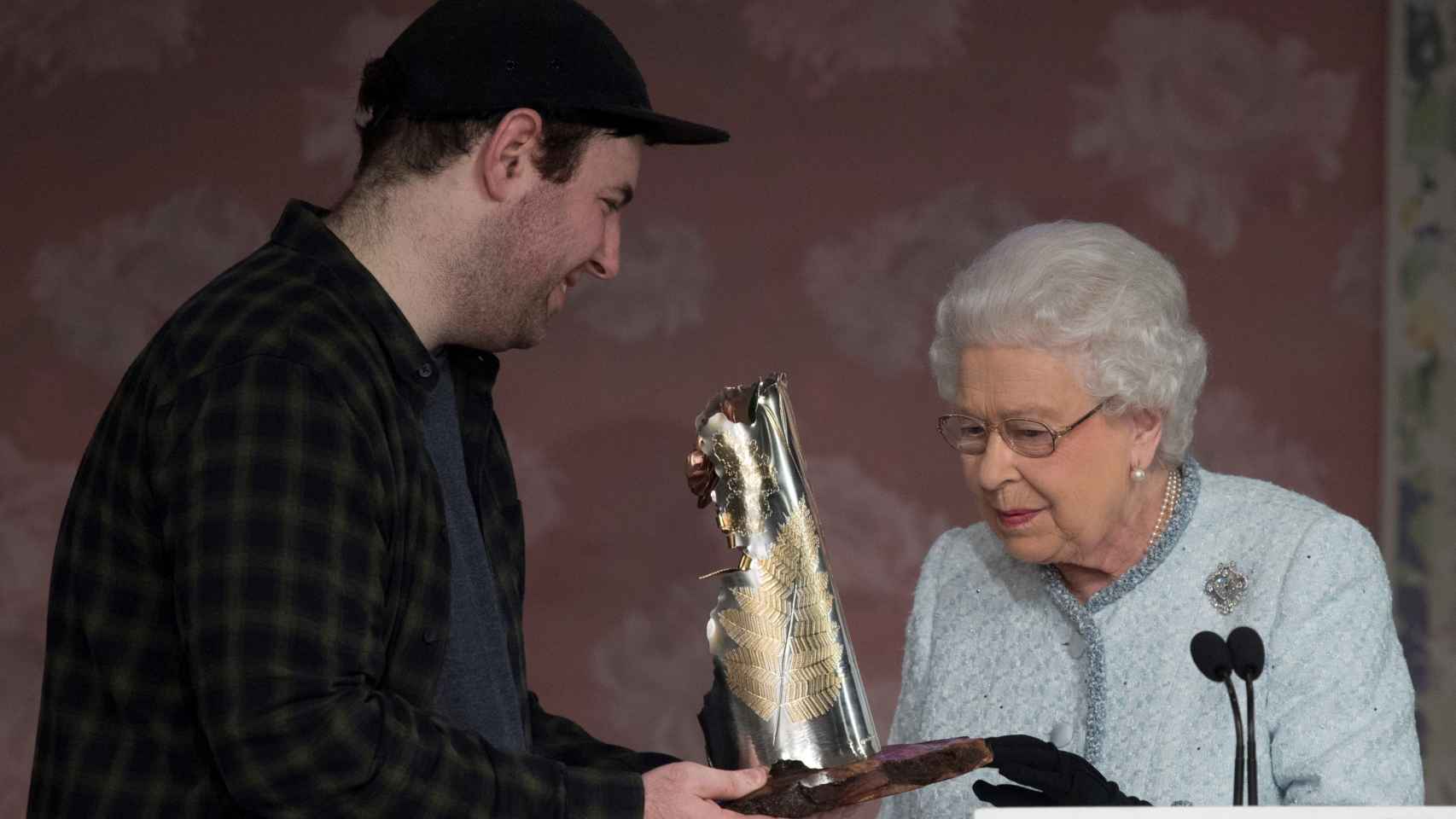 La reina Isabel II entregando el premio.