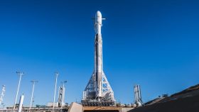 El cohete Falcon 9, preparado en la base aérea militar de Vandenberg.