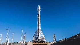 El cohete Falcon 9, preparado en la base aérea militar de Vandenberg (California, EE.UU.).