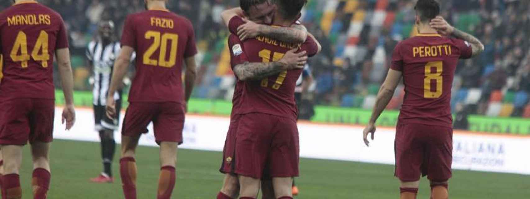 Los jugadores de la Roma celebran un gol.