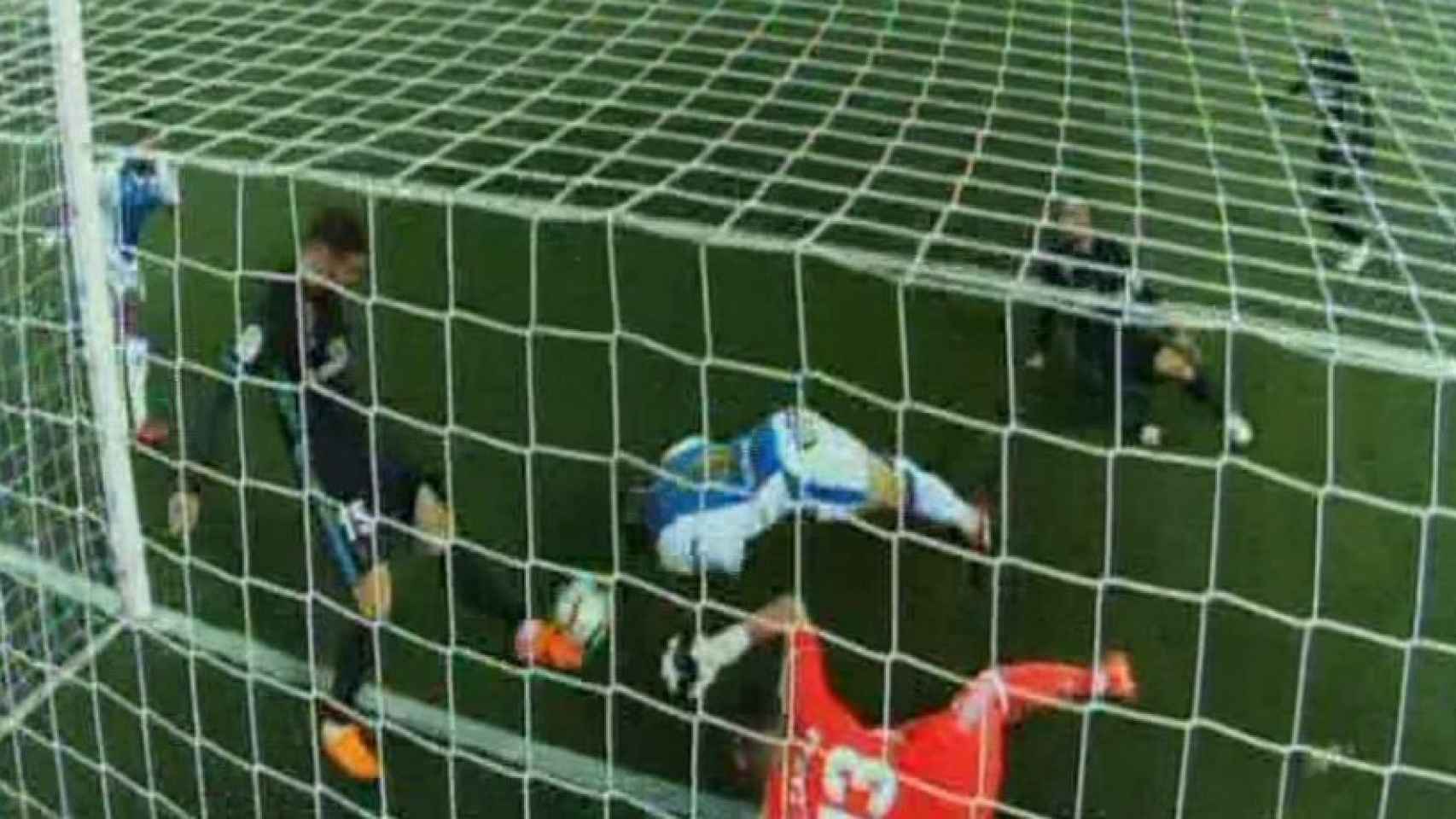 Bustinza remata el balón para marcar el gol del Leganés