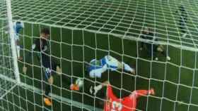 Bustinza remata el balón para marcar el gol del Leganés