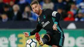 Sergio Ramos lanza el balón