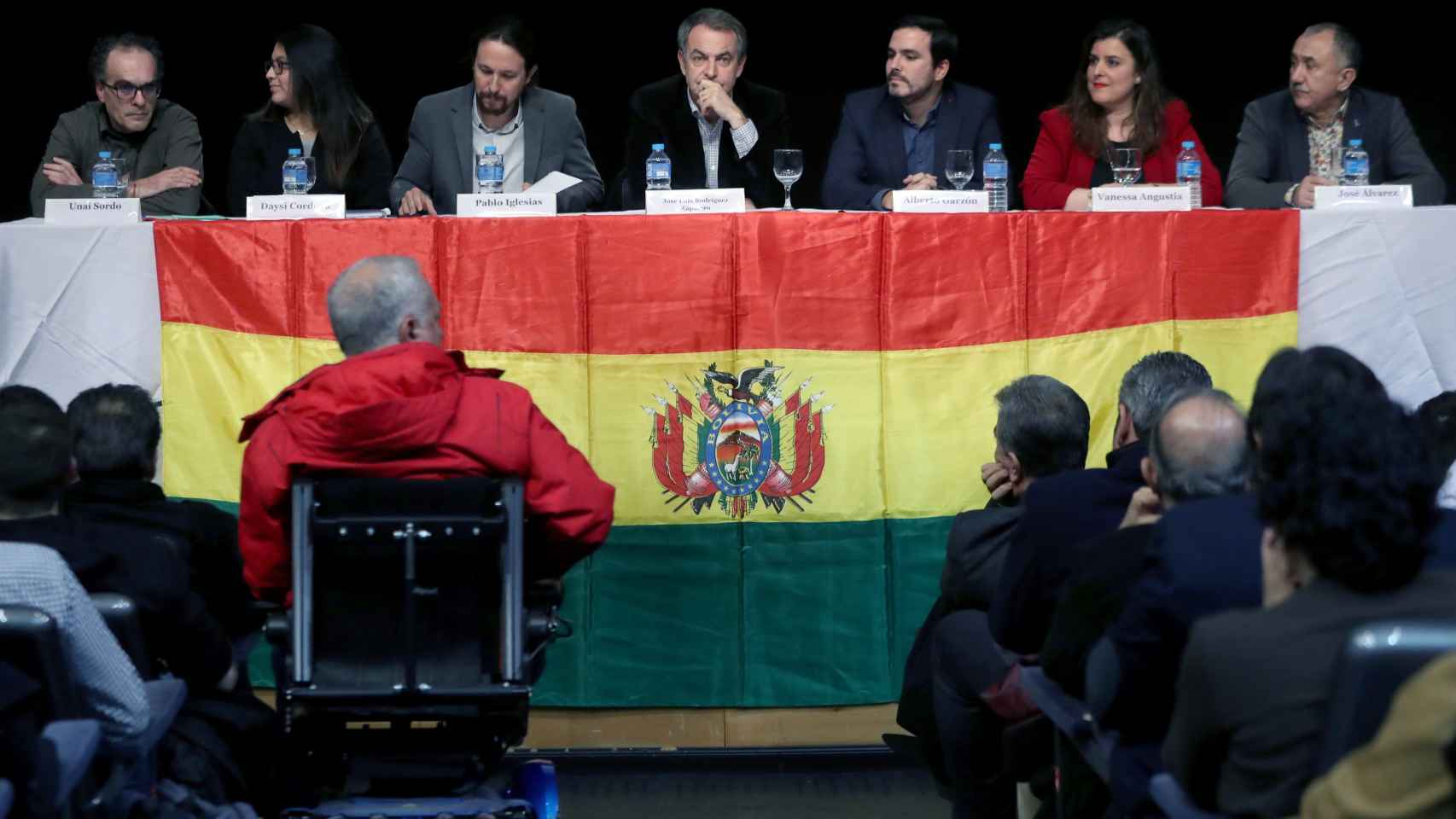 José Luis Rodríguez Zapatero (c), el líder de Podemos Pablo Iglesias (3i) y el líder de Izquierda Unida Alberto Garzón (3d), entre otros, durante un acto de apoyo a Evo Morales.