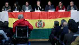 José Luis Rodríguez Zapatero (c), el líder de Podemos Pablo Iglesias (3i) y el líder de Izquierda Unida Alberto Garzón (3d), entre otros, durante el acto de apoyo a Evo Morales.