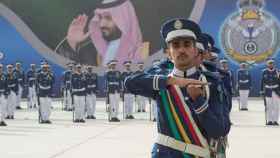 Ceremonia militar en Riad con el príncipe Mohamed bin Salman al fondo.