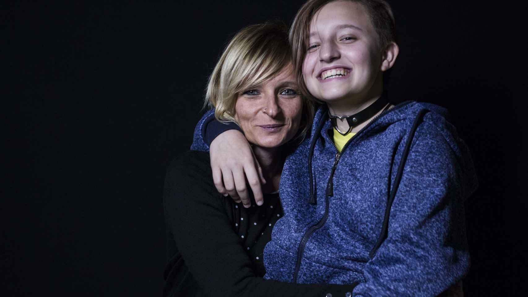 Álex, doce años, junto a su madre Carola. Sueña con ser programador de videojuegos.