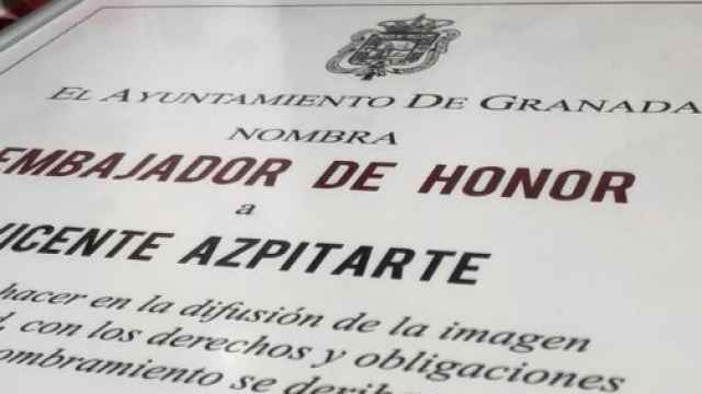 El diploma que acredita al periodista como Embajador de Honor de Granada
