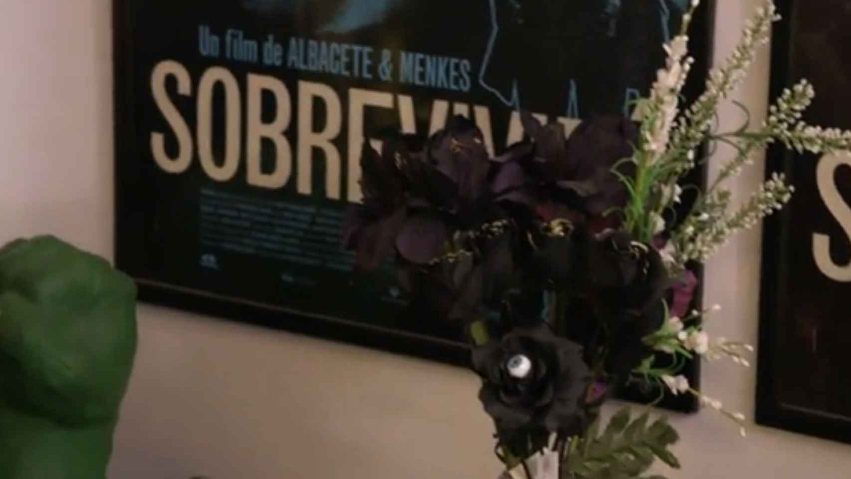 Las flores negras con un ojo insertado que asustaron a los invitados.