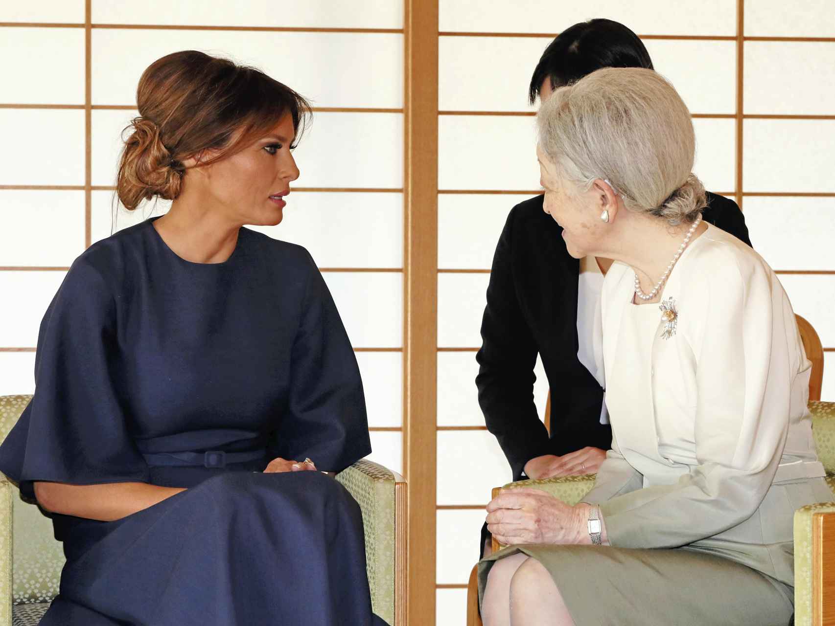 Melania Trump junto a la emperatriz Michiko de Japón. Gtres.