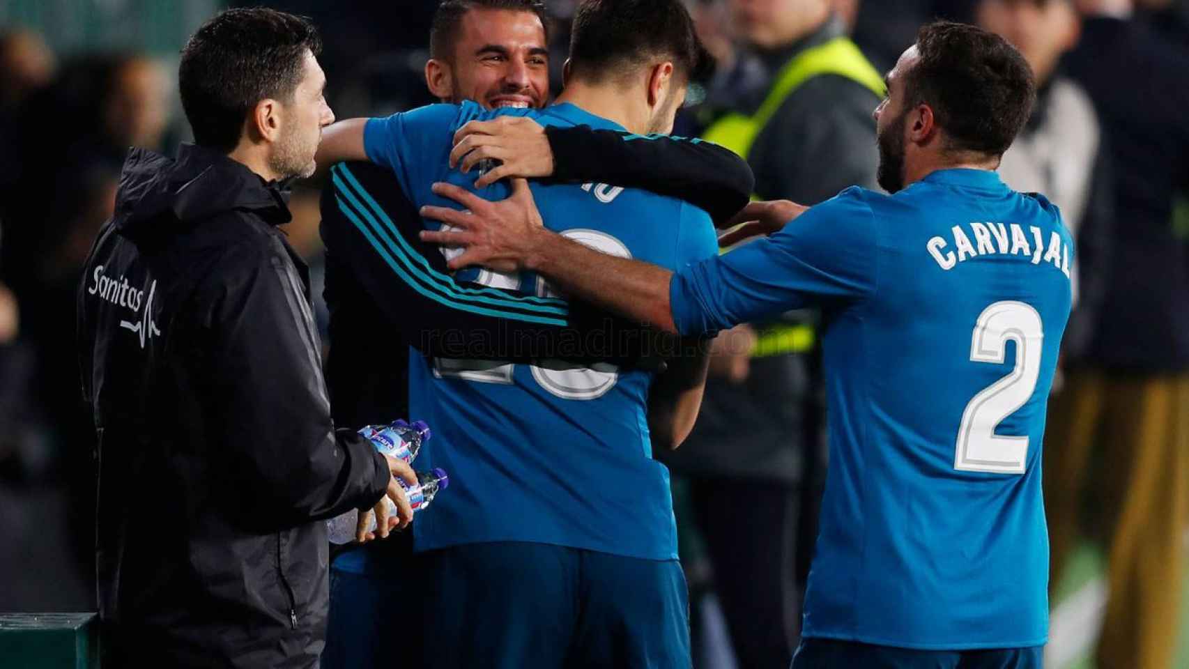 Asensio celebra con Ceballos su gol en el Villamarín.