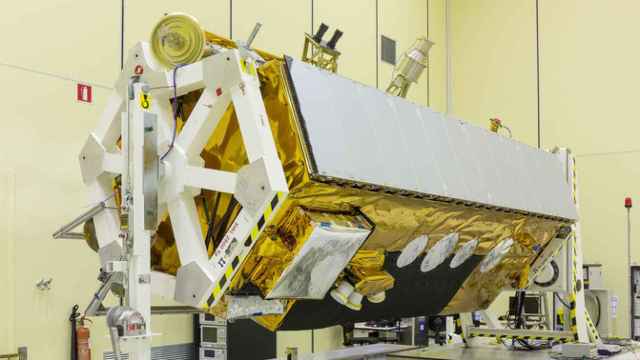 El satélite PAZ pesa 1400 kg, mide 5 m de alto y 2,4 m de diámetro.
