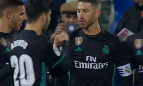 Ramos y Asensio chocan los dedos