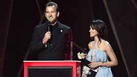 Kane entrega un premio en los Brit Awards junto a Camila Cabello. Foto: Twitter (@HKane)