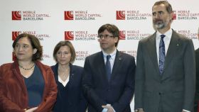 El rey Felipe VI junto a Carles Puigdemont y otros responsables políticos en la edición 2017 del MWC.