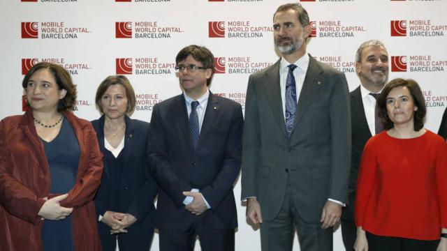 El rey Felipe VI junto a Carles Puigdemont y otros responsables políticos en la edición 2017 del MWC.