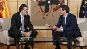 El presidente del Gobierno, Mariano Rajoy, con el de Cs, Albert Rivera, en una imagen de archivo.