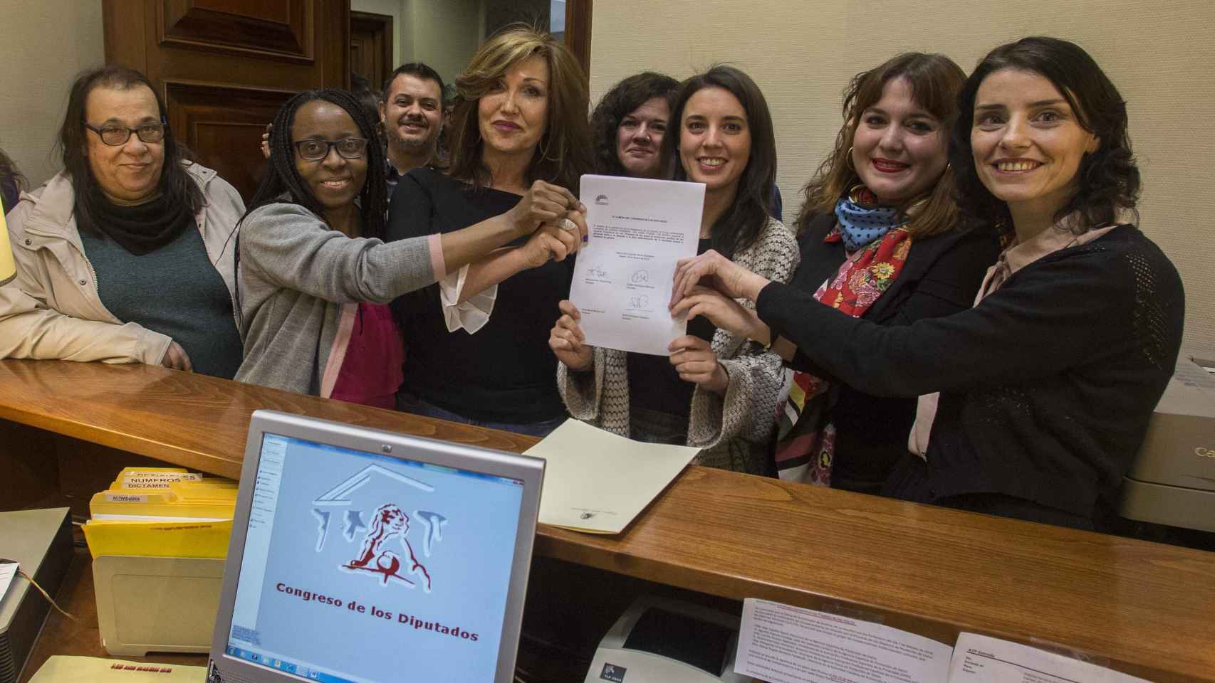 La diputada de Podemos Irene Montero junto a representantes del colectivo trans