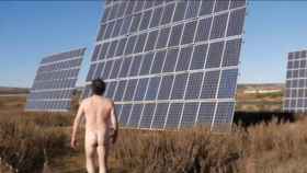 César Vea, desnudo en su parque solar. Es la metáfora de la estafa a la que ha sido sometido