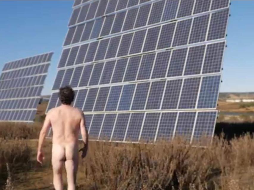 César Vea, desnudo en su parque solar. Es la metáfora de la estafa a la que ha sido sometido