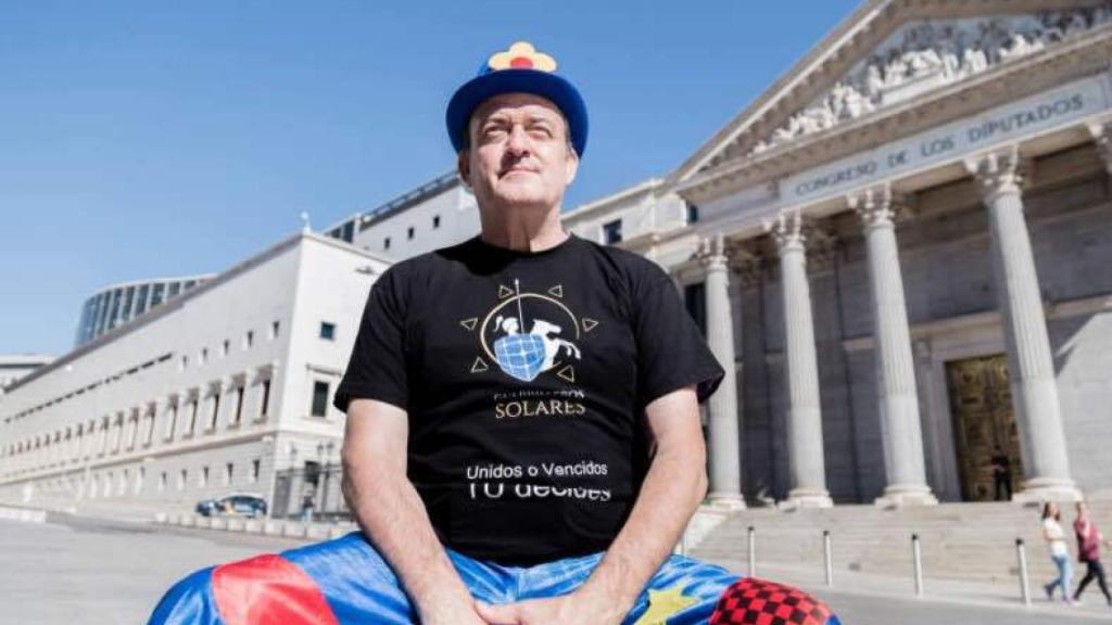 César Vea empezó una huelga de hambre y esperó en la puerta del Congreso, vestido de payaso, para protestar