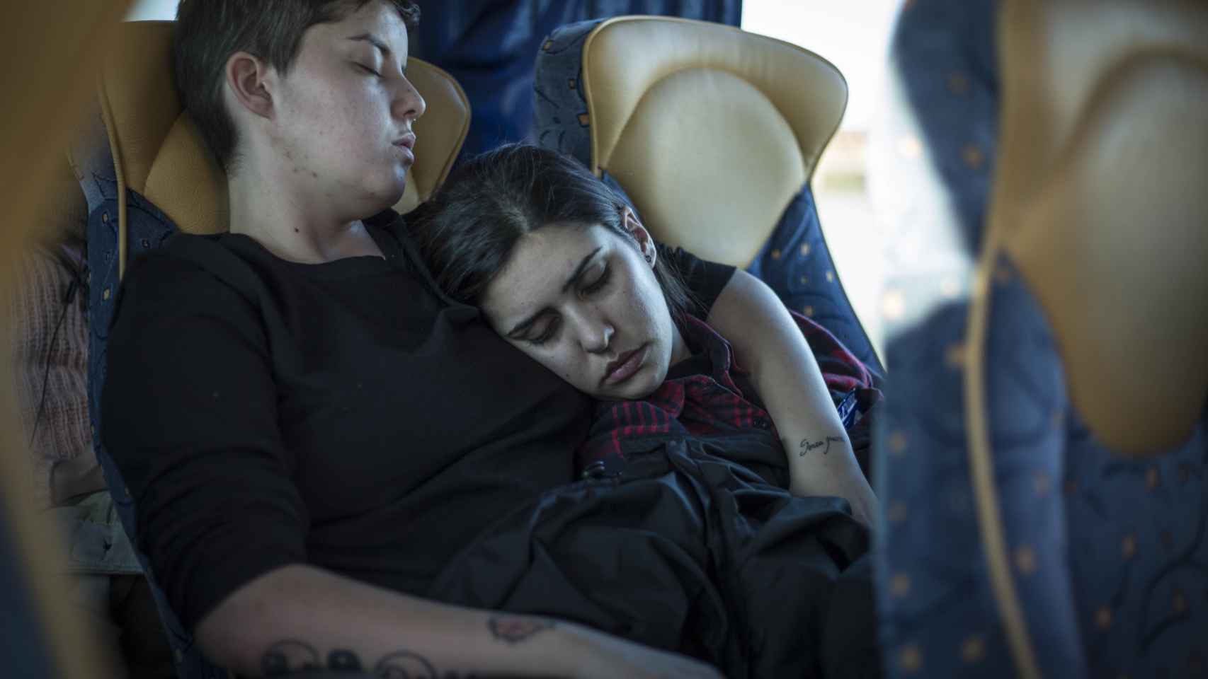 Pasajeros del autobús trans duermen en el trayecto a Madrid.