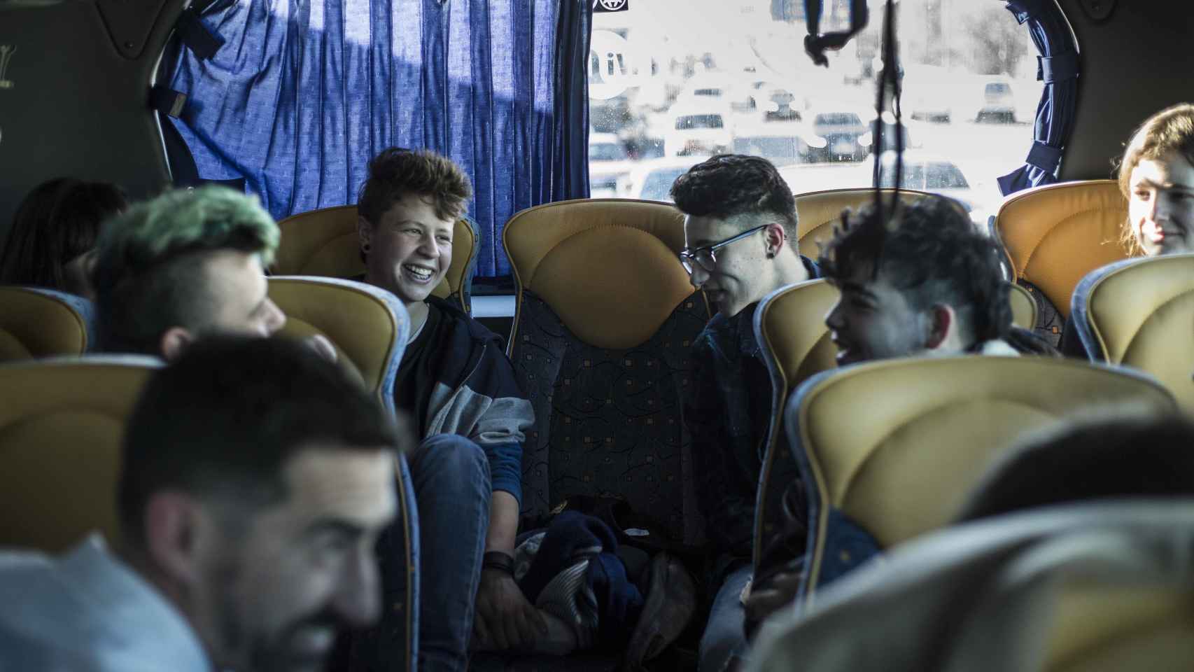 Risas entre los pasajeros del autobús trans al acercarse a Madrid.