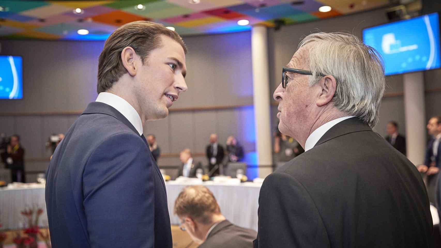 El primer ministro austriaco Sebastian Kurz conversa con Juncker