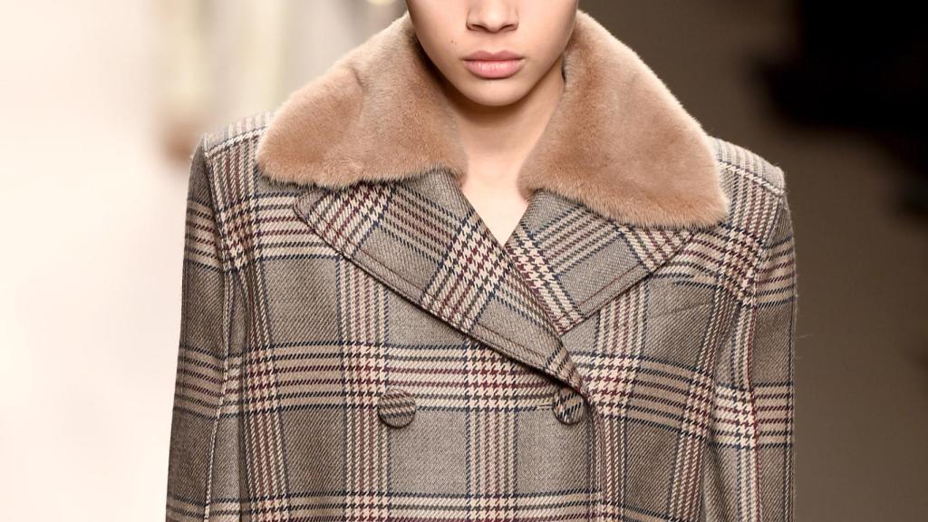 Una modelo en el desfile de Fendi.