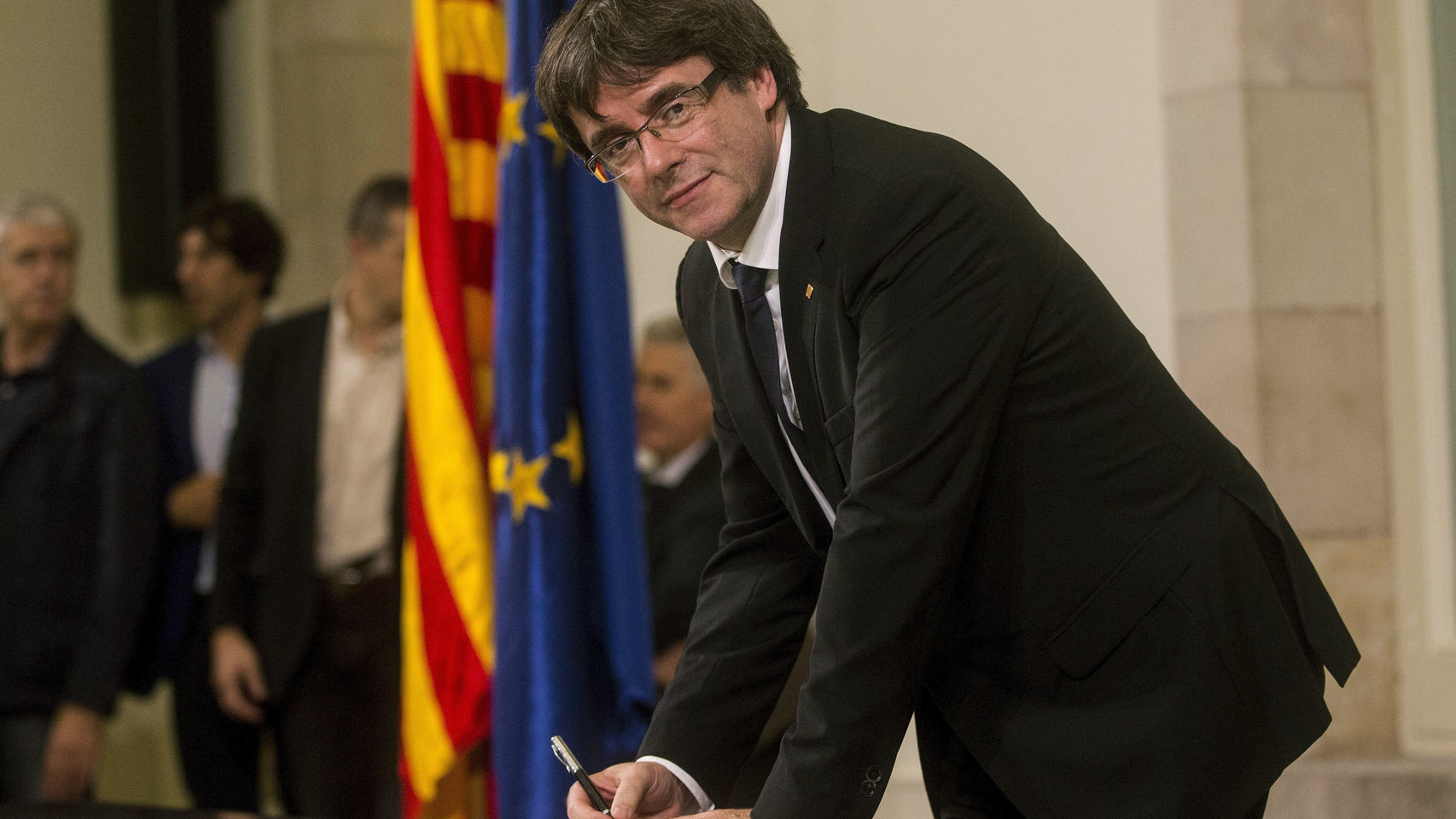 Carles Puigdemont firma la Declaración Unilateral de Independencia.