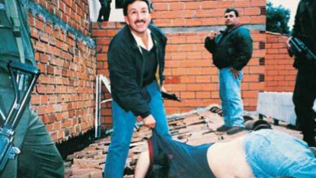 Hugo Aguilar con el cuerpo de Pablo Escobar.