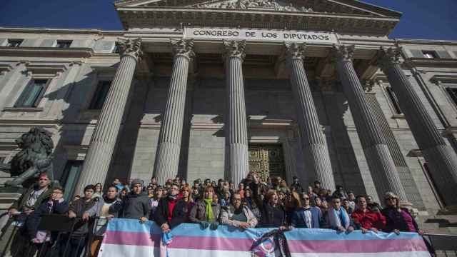Representantes del colectivo trans junto a políticos de Podemos a las puertas del Congreso de los Diputados